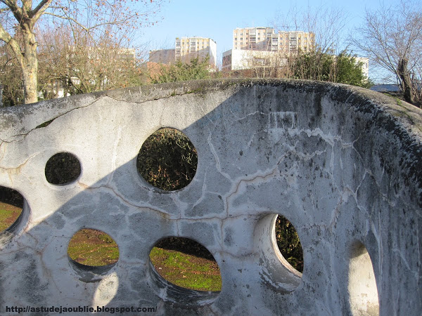 L'Ha-les-Roses - Groupes Terre et Famille, Sculptures Jeux d'enfants  Cration: Pierre Szekely  Construction: 1958.