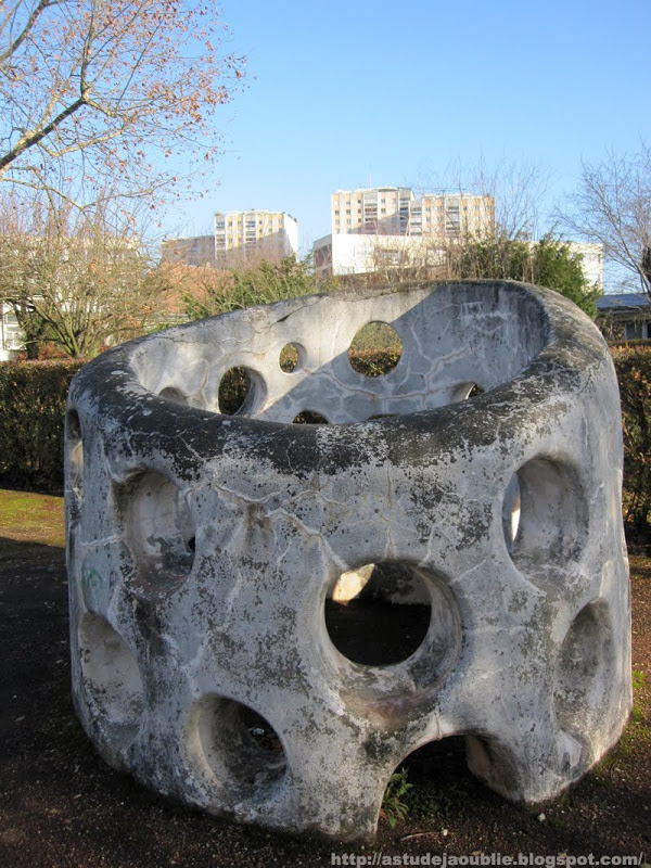 L'Ha-les-Roses - Groupes Terre et Famille, Sculptures Jeux d'enfants  Cration: Pierre Szekely  Construction: 1958.