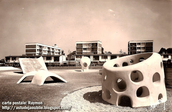 L'Ha-les-Roses - Groupes Terre et Famille, Sculptures Jeux d'enfants  Cration: Pierre Szekely  Construction: 1958.