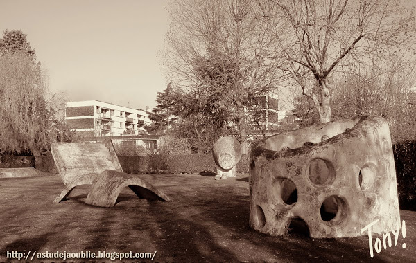 L'Ha-les-Roses - Groupes Terre et Famille, Sculptures Jeux d'enfants  Cration: Pierre Szekely  Construction: 1958.