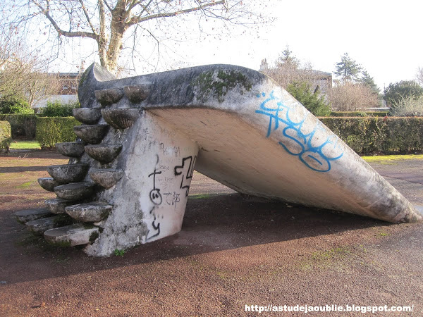 L'Ha-les-Roses - Groupes Terre et Famille, Sculptures Jeux d'enfants  Cration: Pierre Szekely  Construction: 1958.