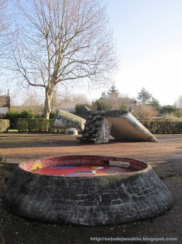 L'Ha-les-Roses - Groupes Terre et Famille, Sculptures Jeux d'enfants  Cration: Pierre Szekely  Construction: 1958.