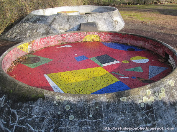 L'Ha-les-Roses - Groupes Terre et Famille, Sculptures Jeux d'enfants  Cration: Pierre Szekely  Construction: 1958.