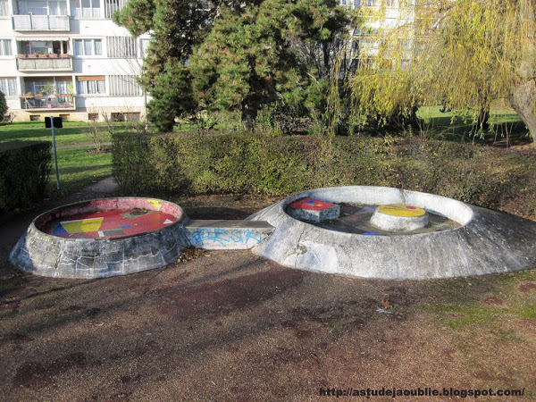 L'Ha-les-Roses - Groupes Terre et Famille, Sculptures Jeux d'enfants  Cration: Pierre Szekely  Construction: 1958.